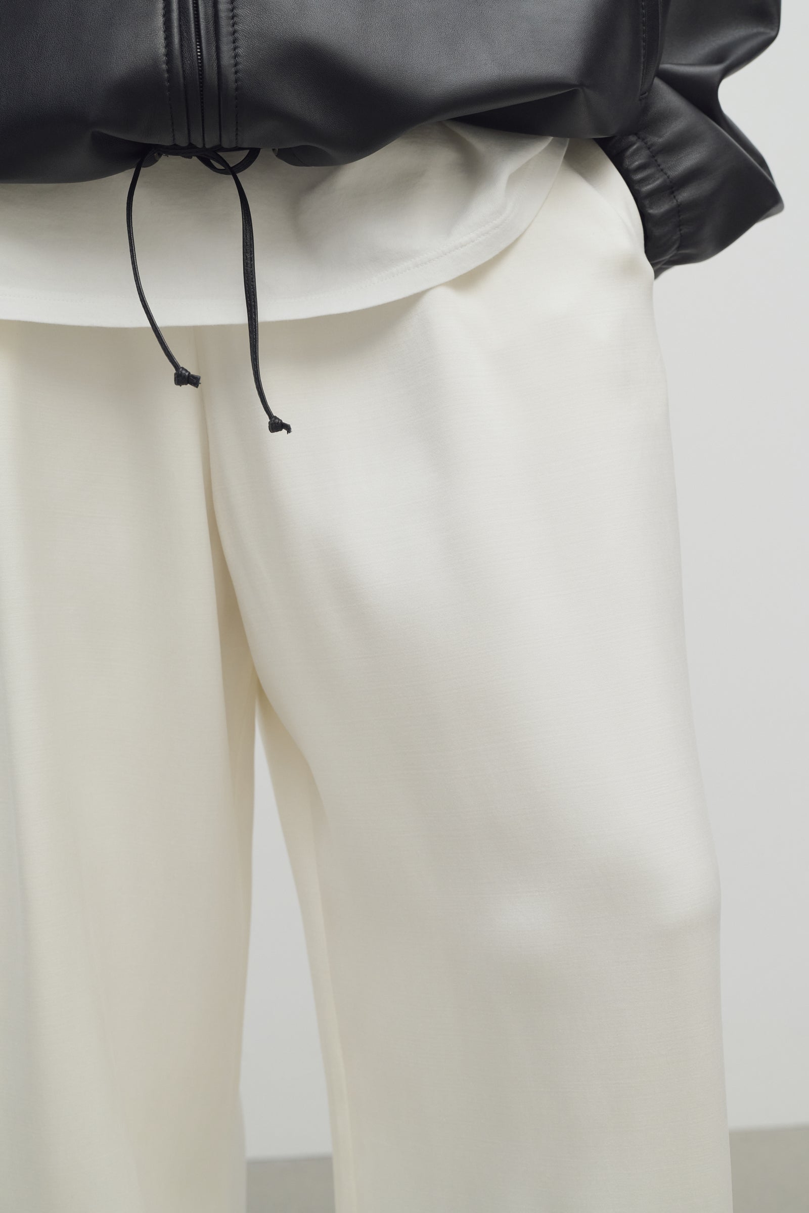 パンツ [The Row] Caledon Pant in Silk and Wool 01_087_D_1600x.jpg?v=1747837054