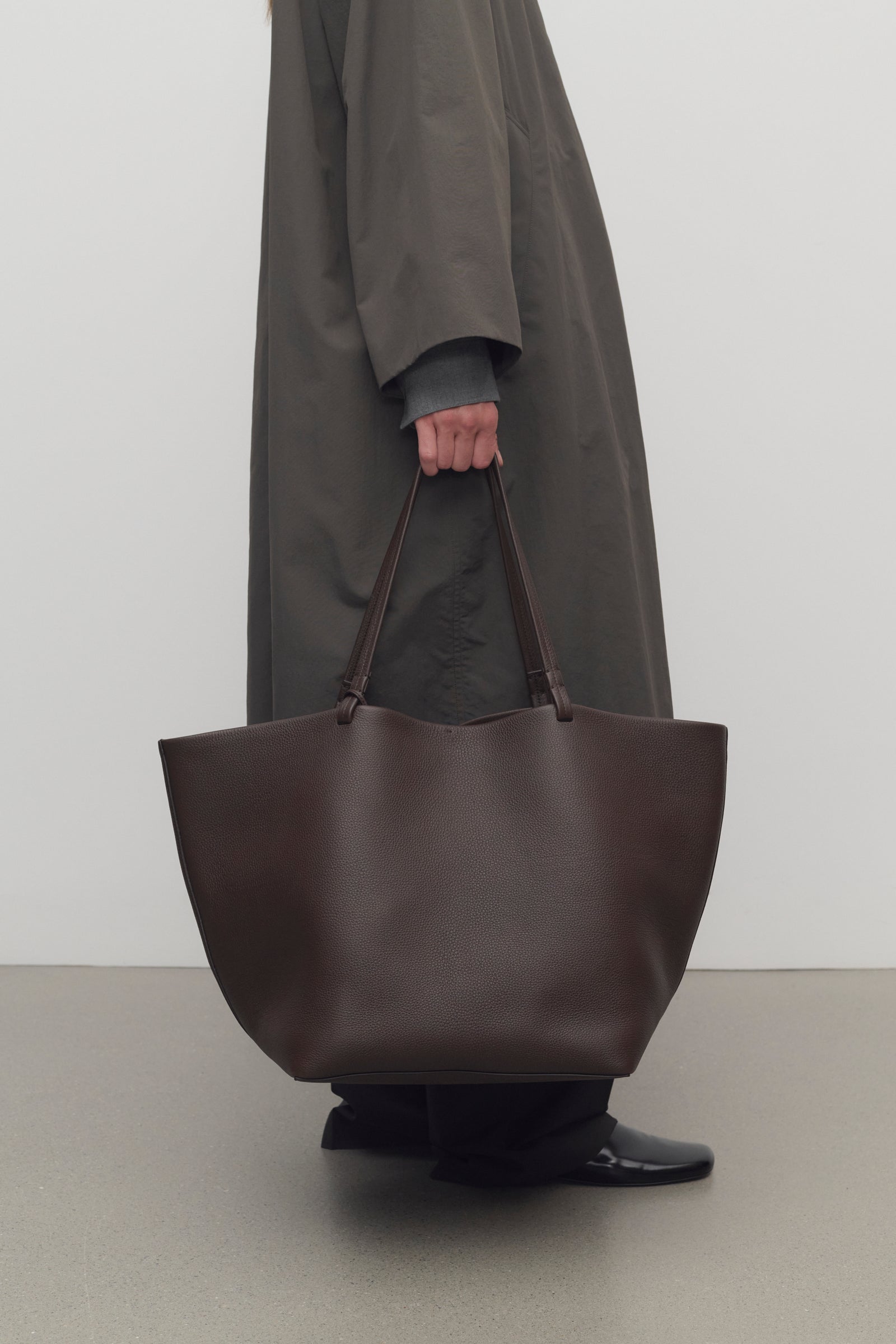 ★TOUT Y EST★ Lyon C Brown LN.C-BW XL Park Tote Bag Brown in Leather – The Row