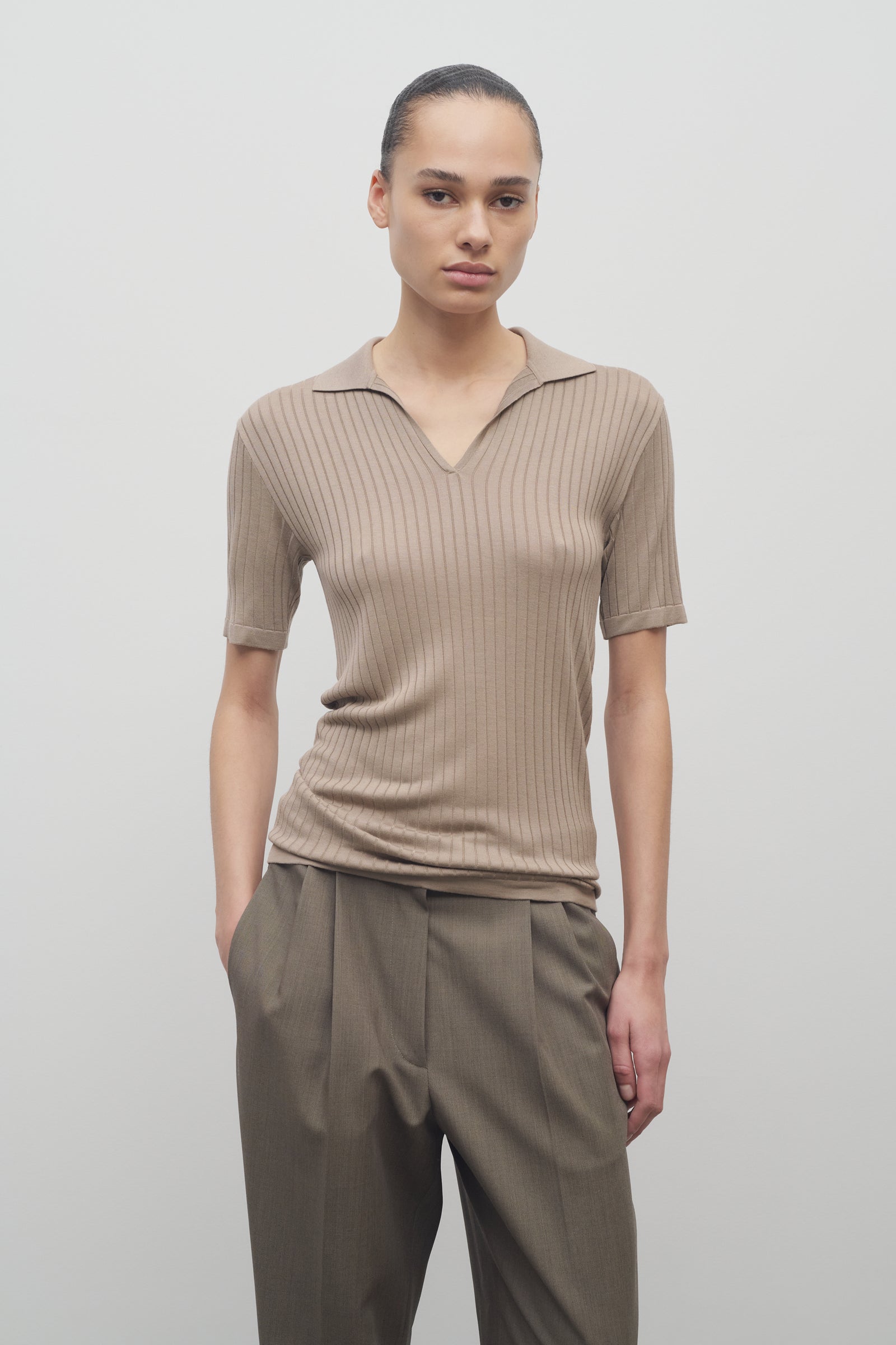 Tシャツ・カットソー The Row The Row T-shirts and Polos Beige (8944 Y913BEI) Kaiomi Top Beige in Silk and Viscose – The Row