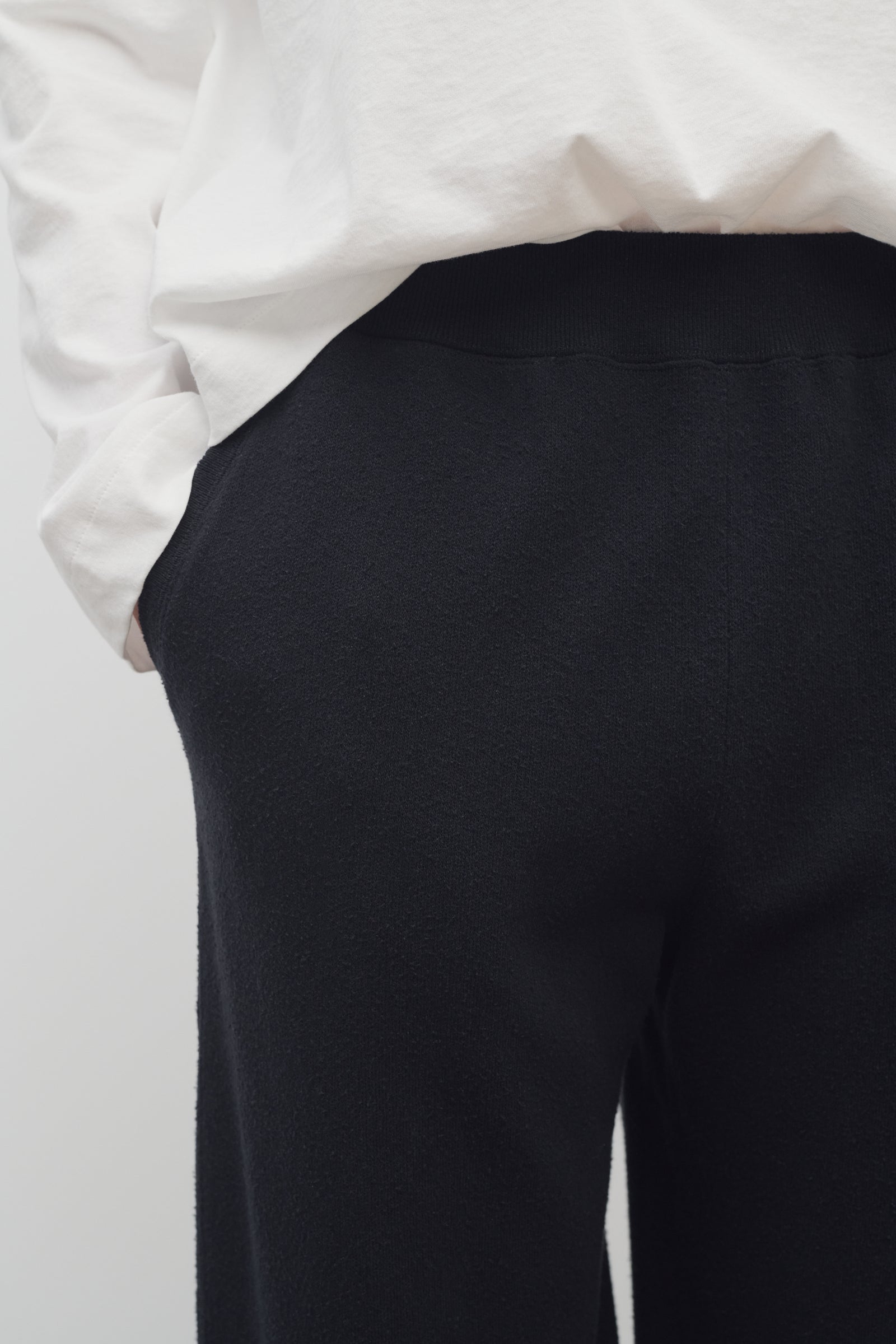 Koriona Pants Black in Silk – The Row