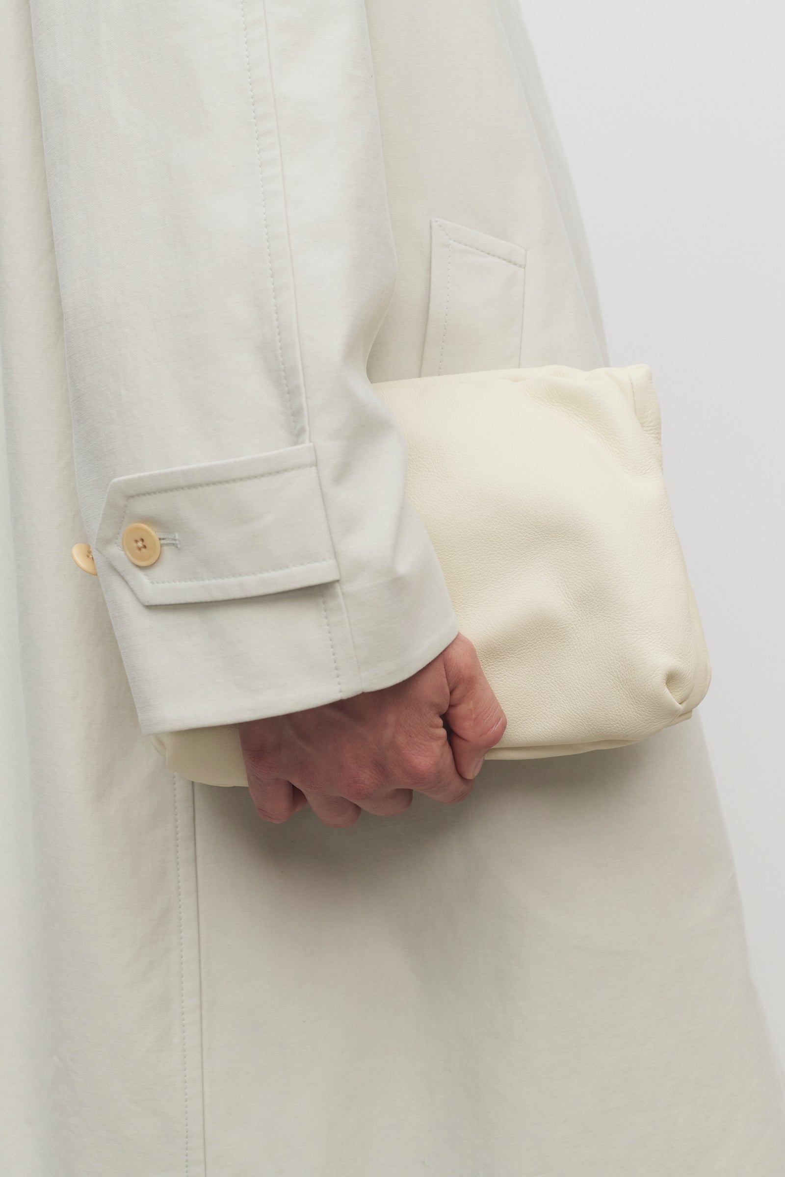 【国内完売♪】THE ROW ホワイトレザーリストレットクラッチ 国内完売♪】THE ROW ホワイトレザーリストレットクラッチ (The
