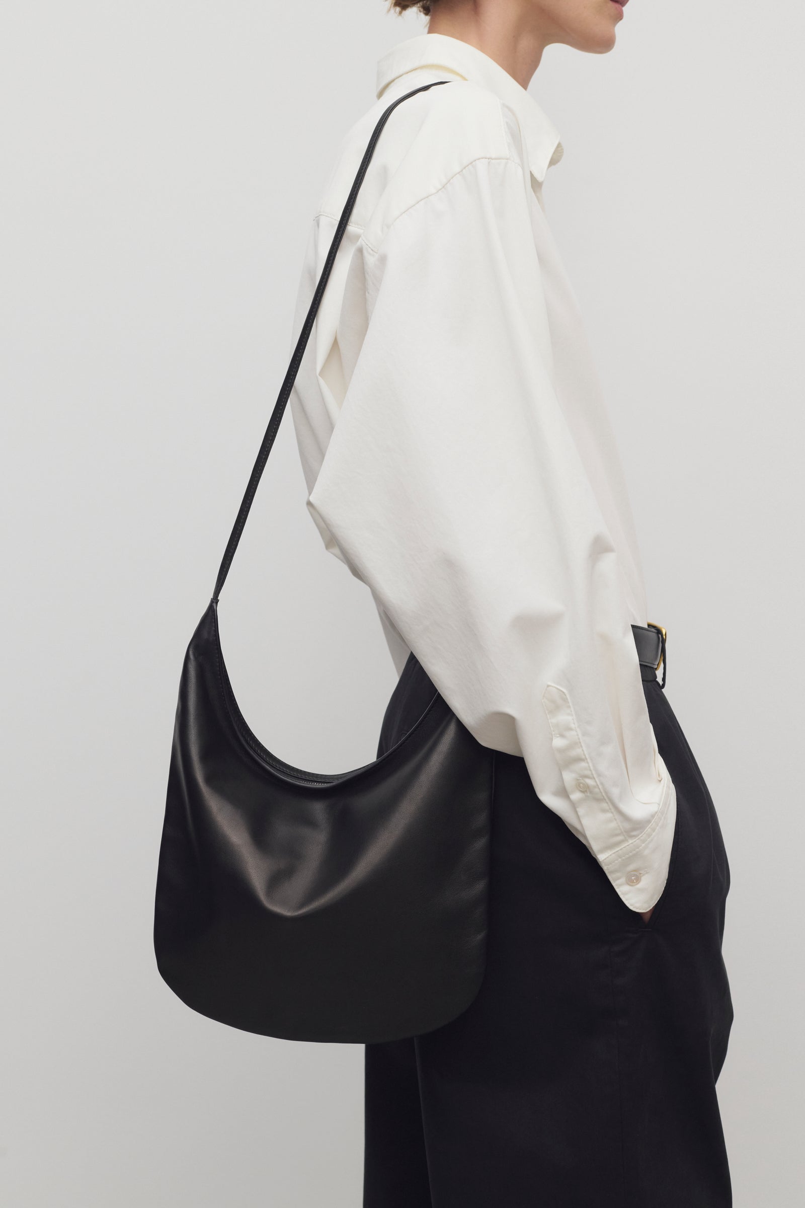 N/S Izzy レザーバッグ Black – The Row