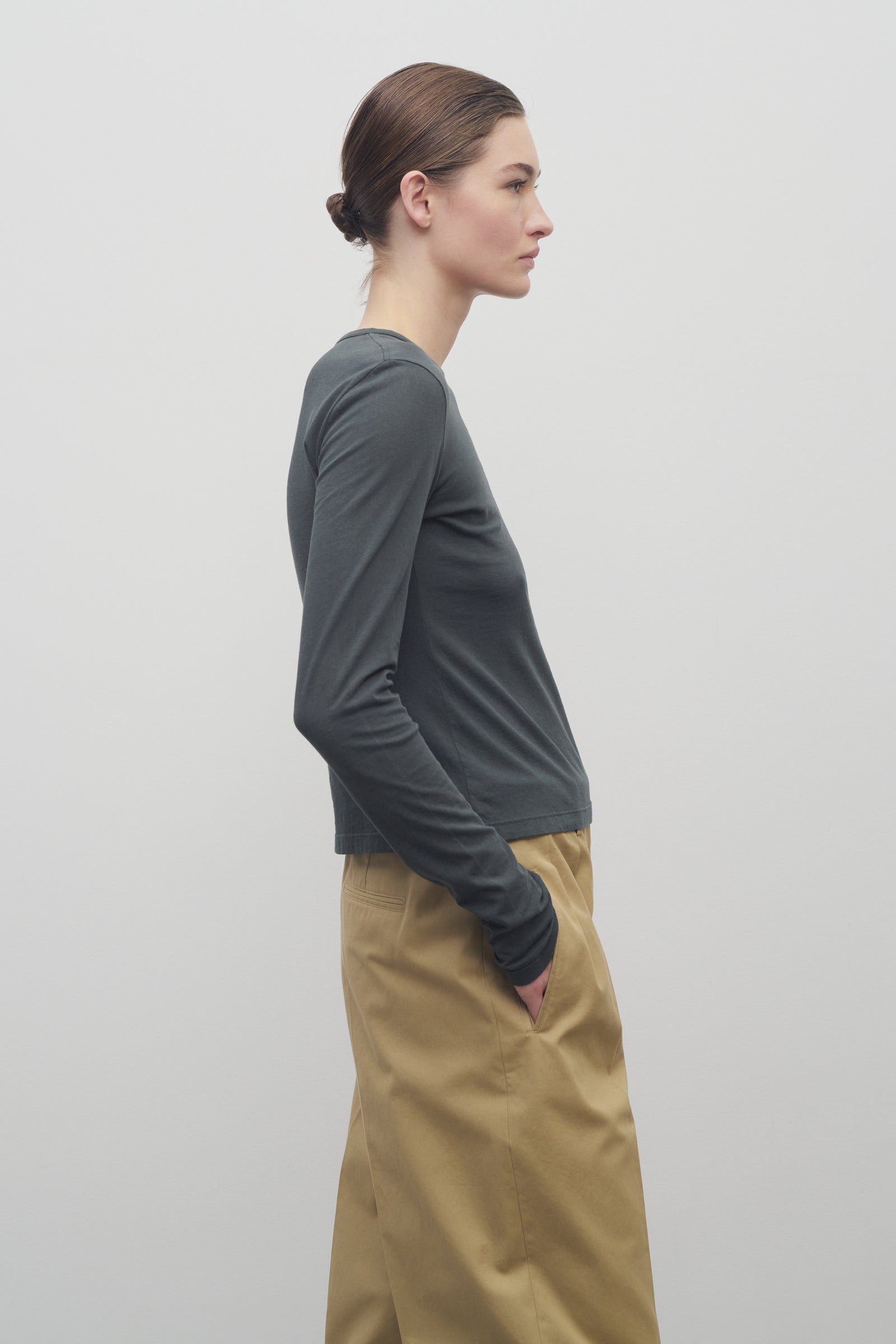 THE ROW HARU top faded black M Tシャツ Haru T-Shirt Black in Cotton – The Row