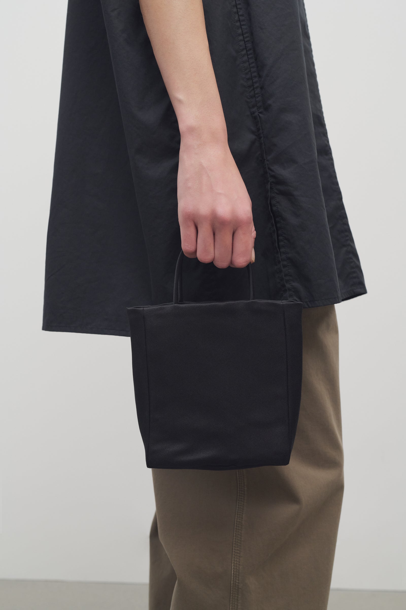 究極のリュクス【THE ROW】上質 Cecilyシルク ミニトートバッグ Cecilyシルク ミニトートバッグ ブラック – The Row