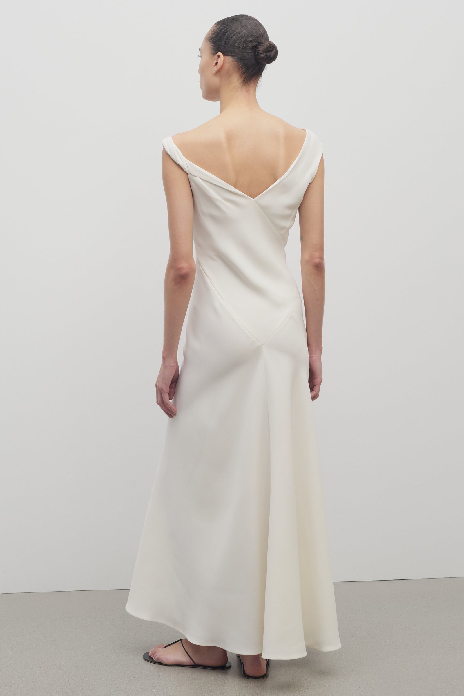 パーティードレス [The Row] Violetta Dress in Silk Violetta Dress White in Silk – The Row