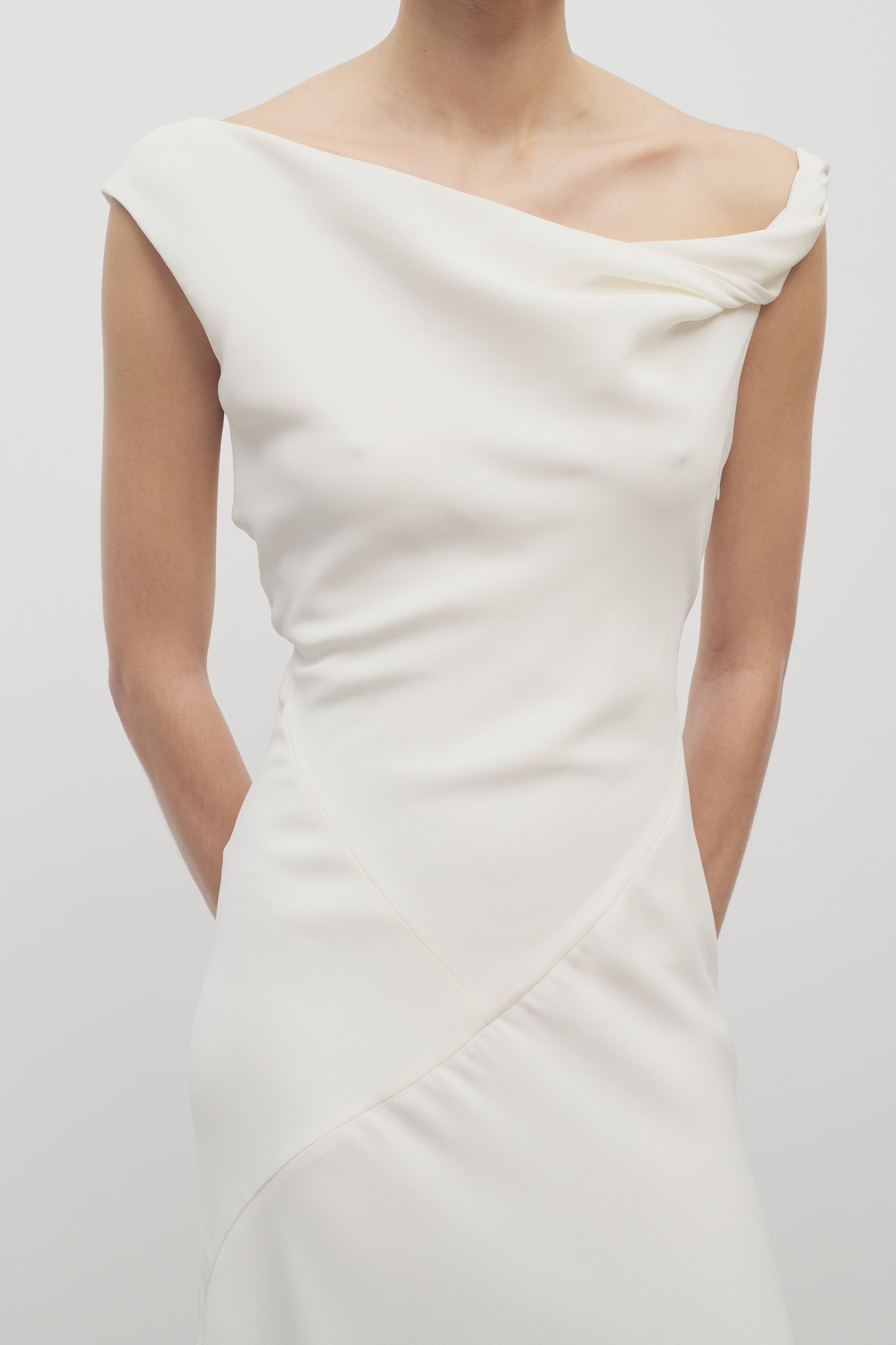 パーティードレス [The Row] Violetta Dress in Silk Violetta Dress White in Silk – The Row