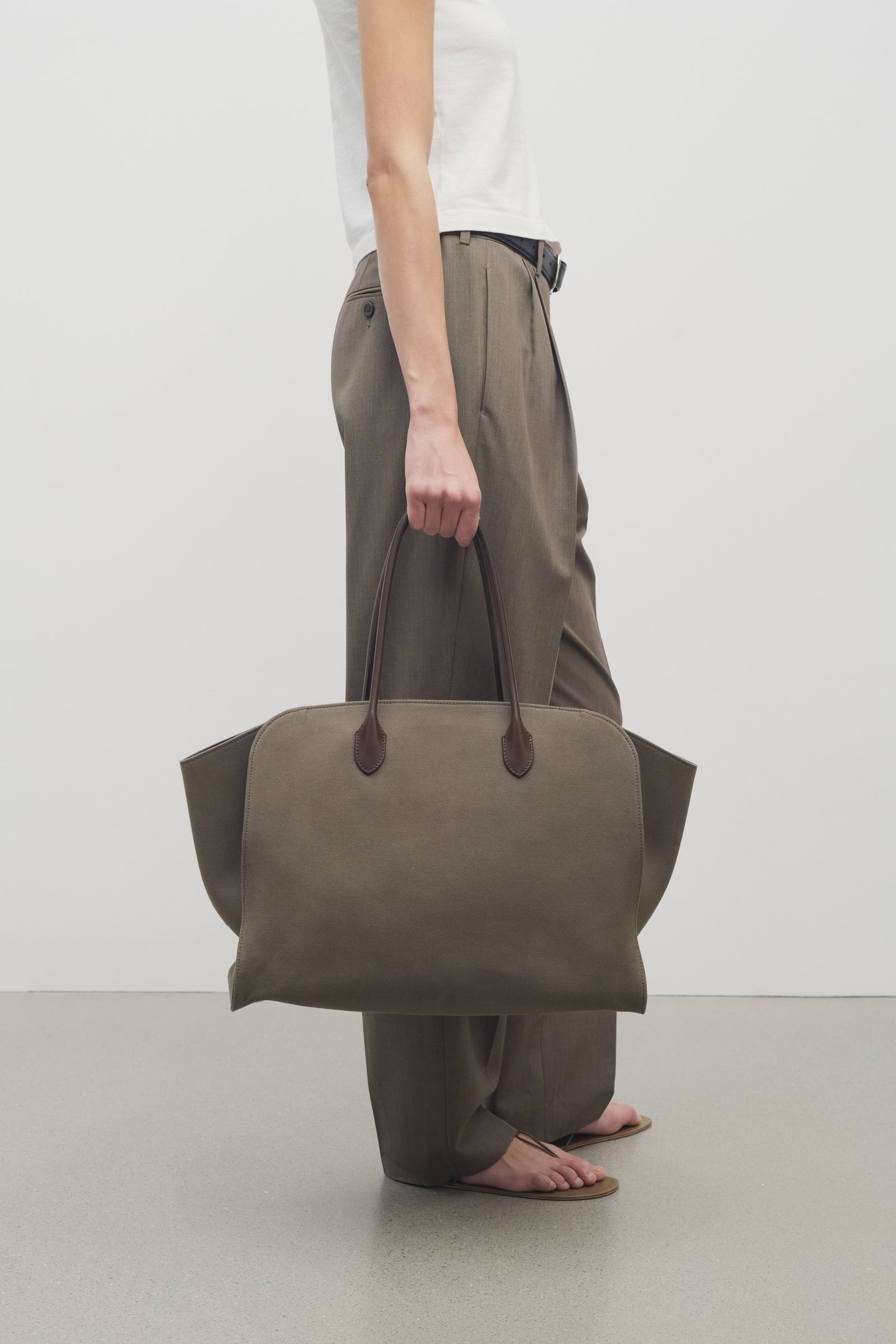（セレブご用達）The Row Marlo 17 トートバッグ Marlo 17 Bag Black in Leather – The Row