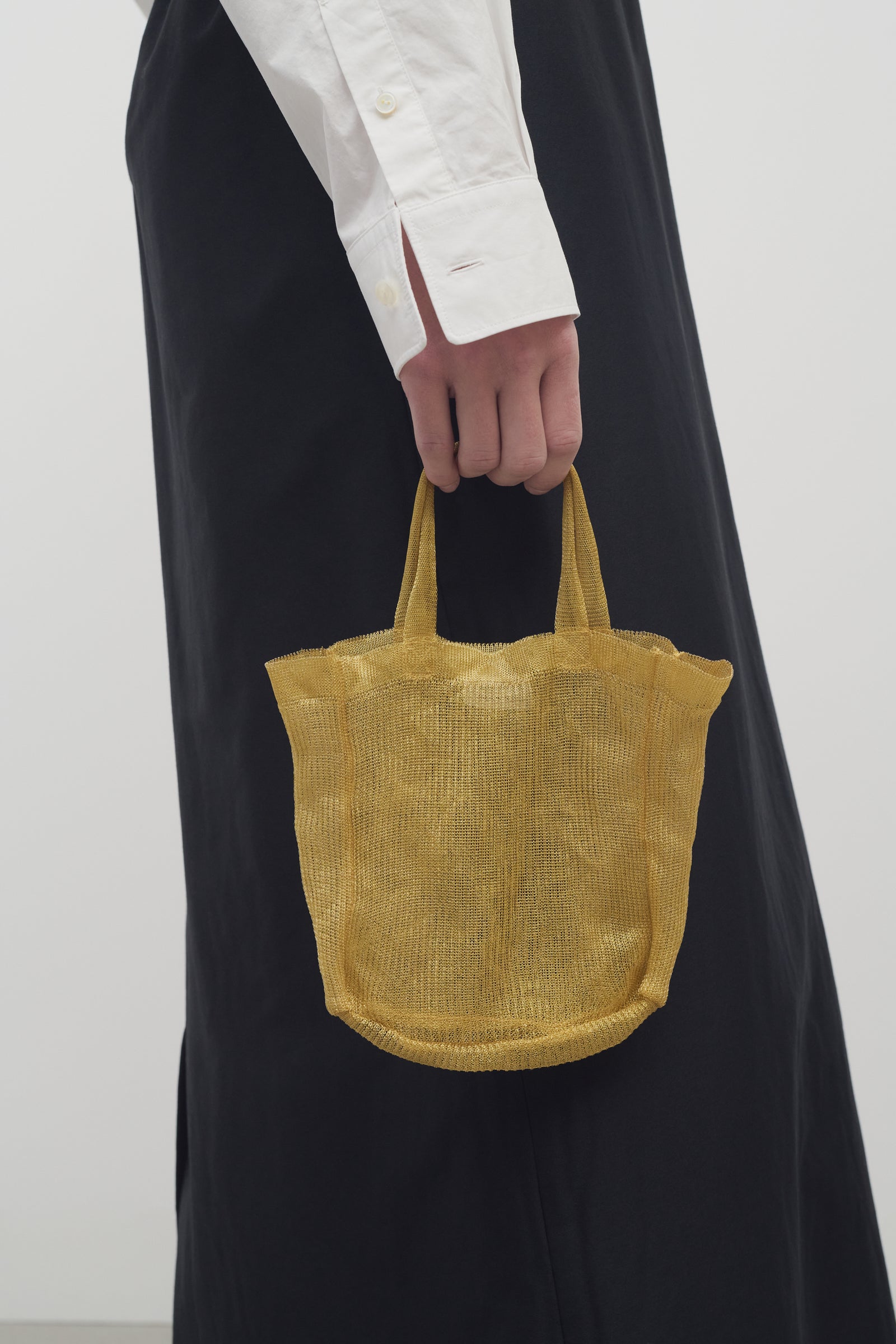★新作★【THE ROW】『Imogen』ミニメッシュトートバッグ Imogen Mini mesh tote bag in gold - The Row | Mytheresa