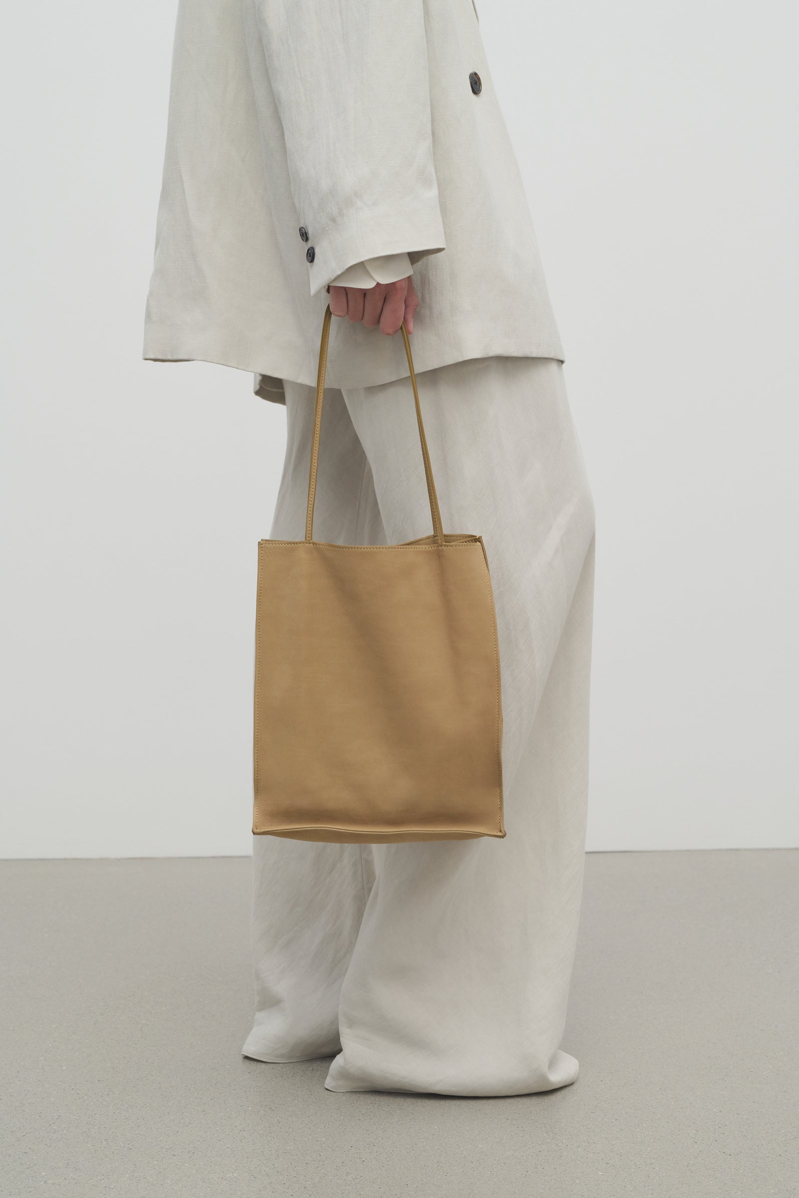 【THE ROW】ザ ロウ Large To Go Tote ヌバック製バッグ Large To Go Tote ヌバック製バッグ タン – The Row