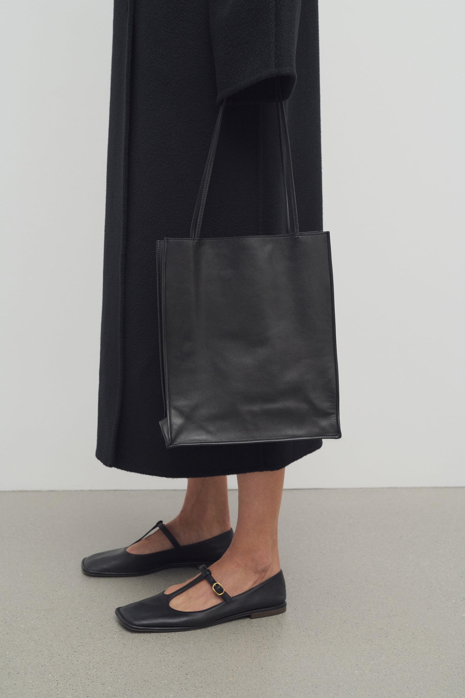 (25年新作)The Row Large To Go レザークロスボディバッグ Large To Go Tote レザー製のバッグ ブラック – The Row