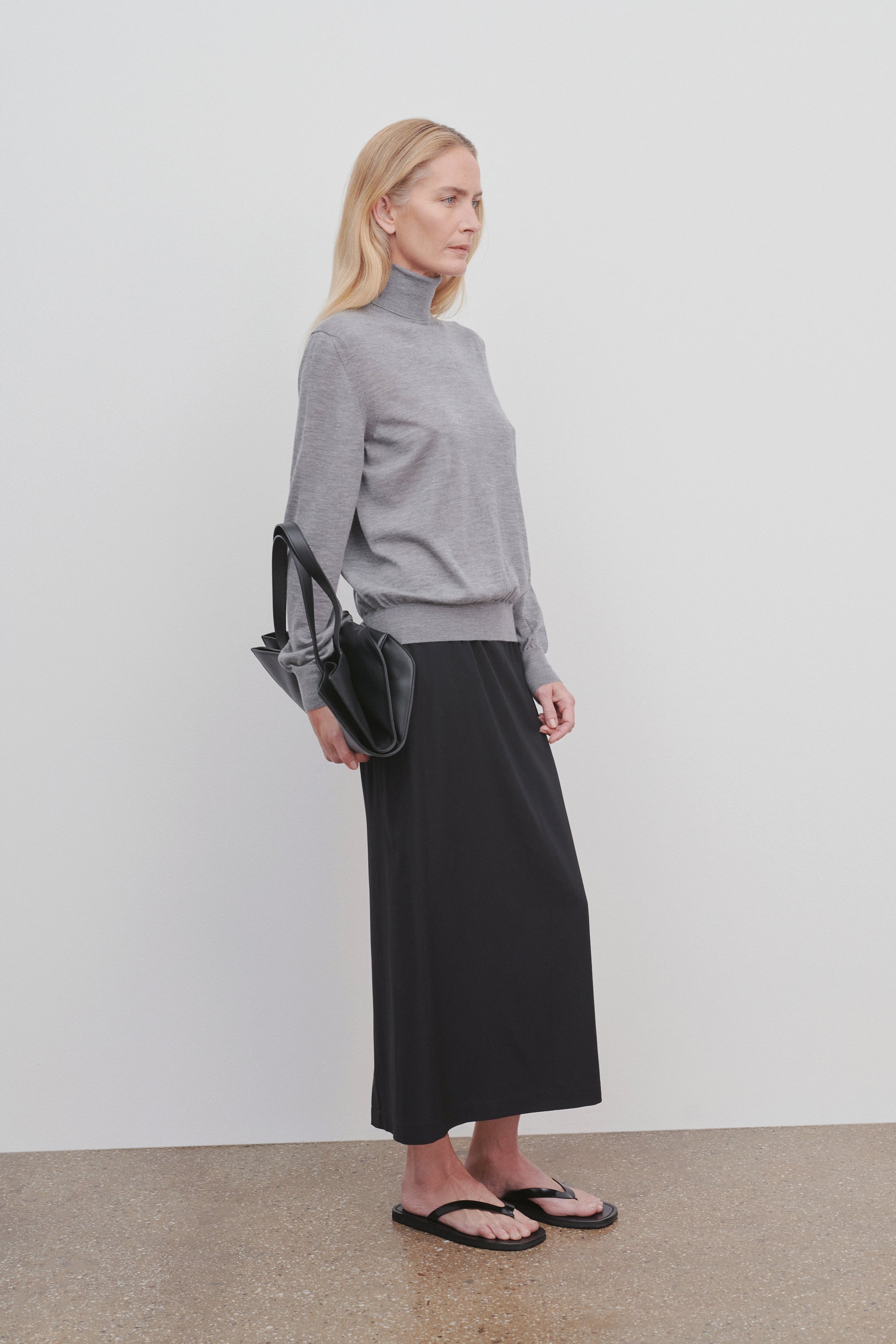 Matias Skirt Black in Viscose and Wool – The Row