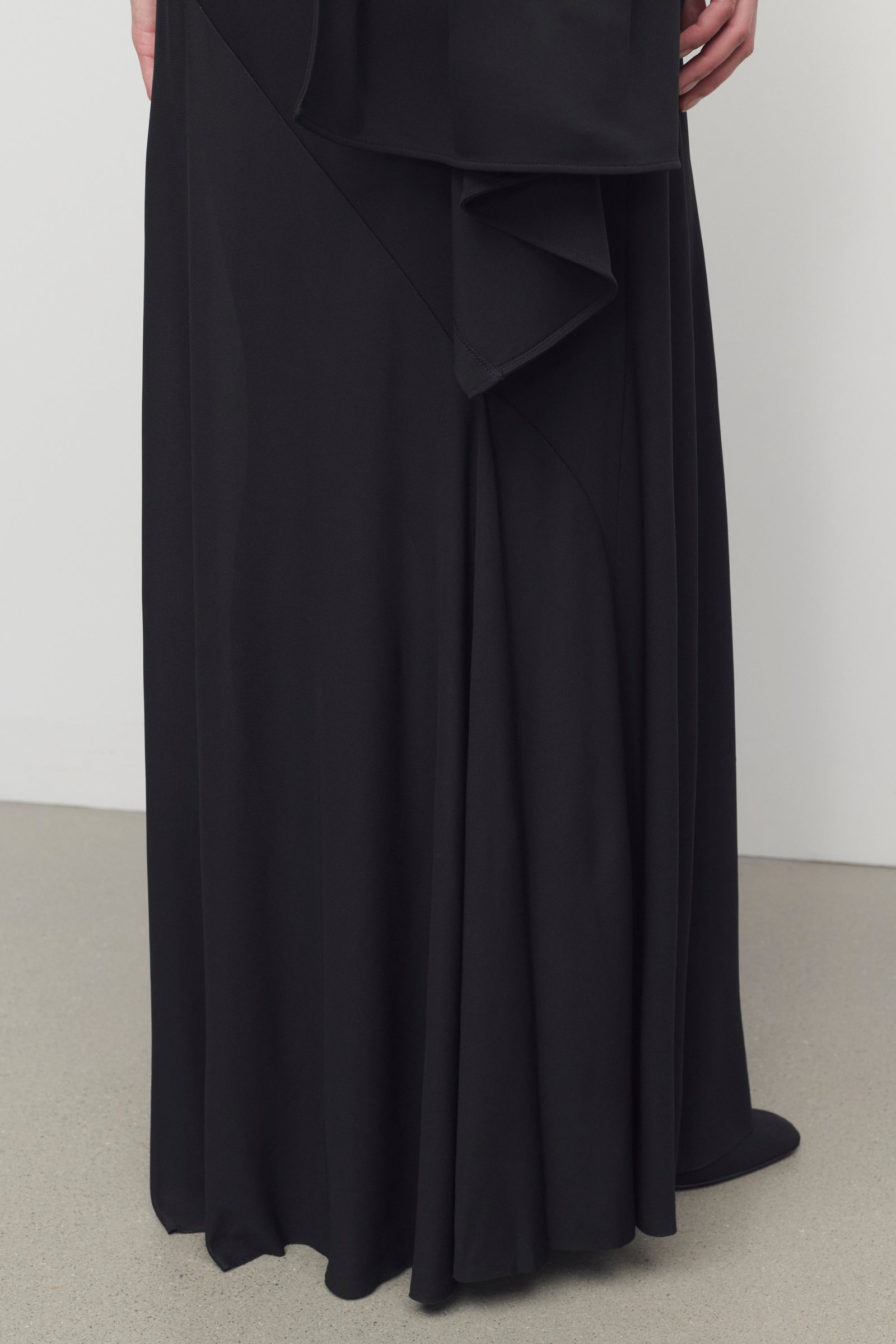 Mirla Skirt Black in Jersey – The Row