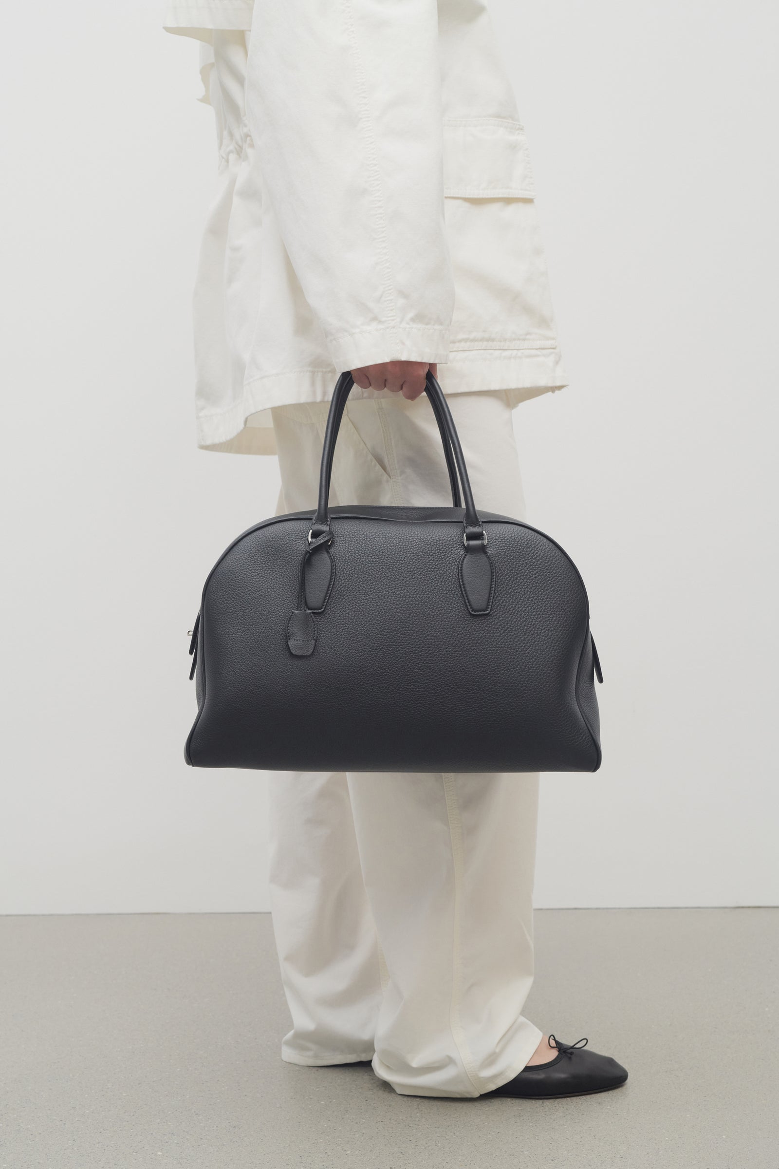 ★関税込★【The Row】India 15.75 ラージ レザー トートバッグ India 15.75 Bag Black in Nubuck – The Row