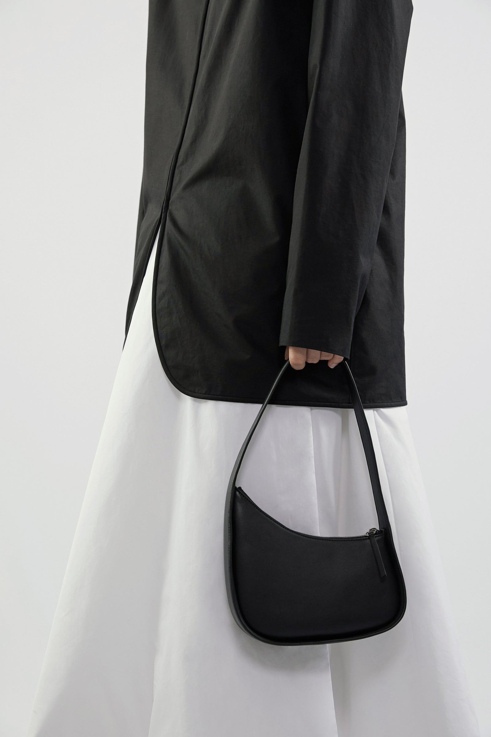 Half Moon Bag Black in Leather – The Row